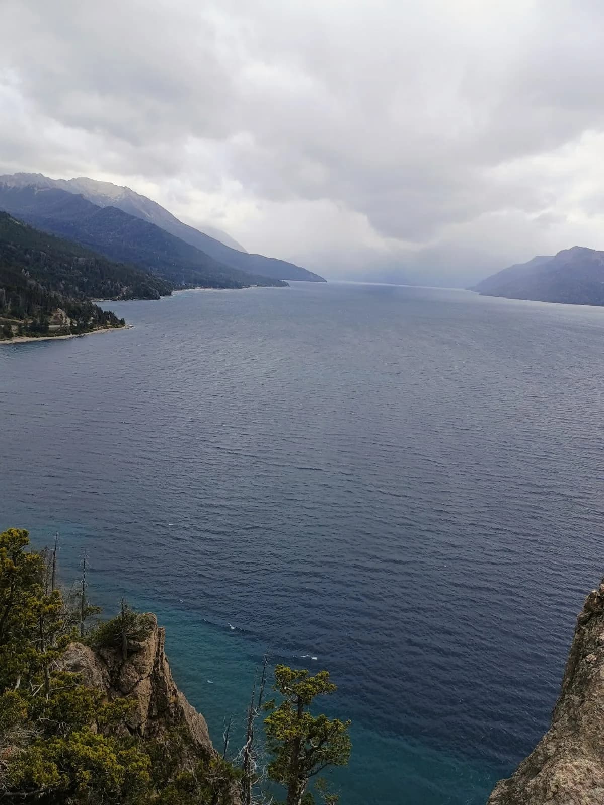Lago Traful rodeado de montañas en la Patagonia argentina